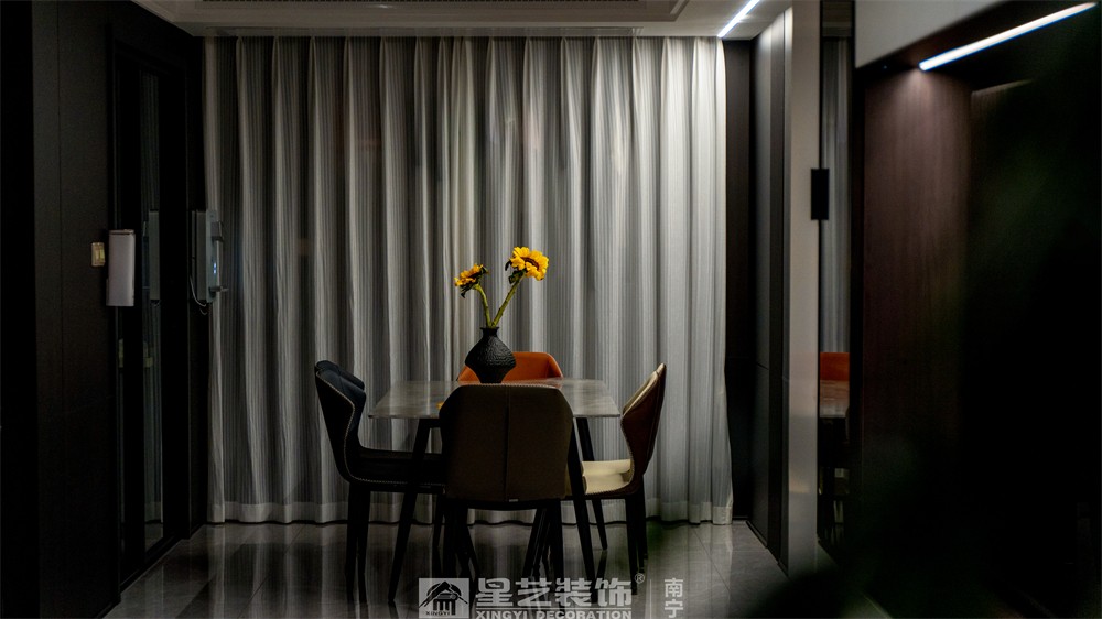 保利領(lǐng)譽府132平現(xiàn)代簡約餐廳裝修實景