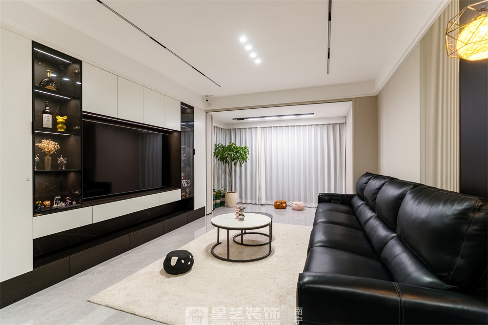 保利領(lǐng)譽府132平現(xiàn)代簡約客廳裝修實景