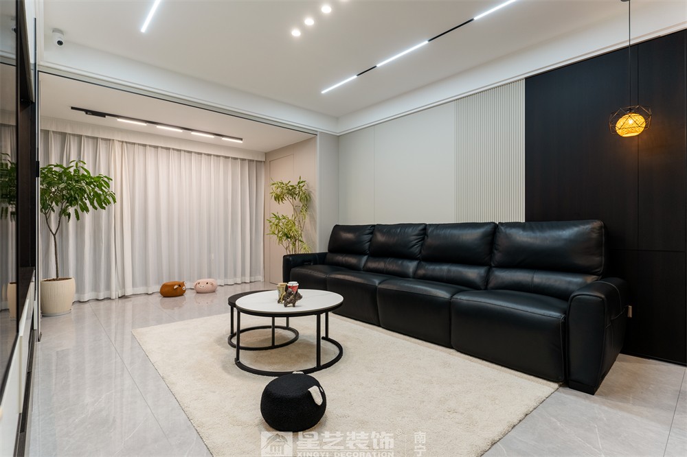 保利領(lǐng)譽府132平現(xiàn)代簡約客廳裝修實景